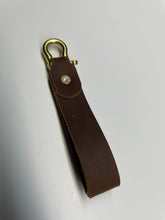 Load image into Gallery viewer, Leather Brass shackle fob